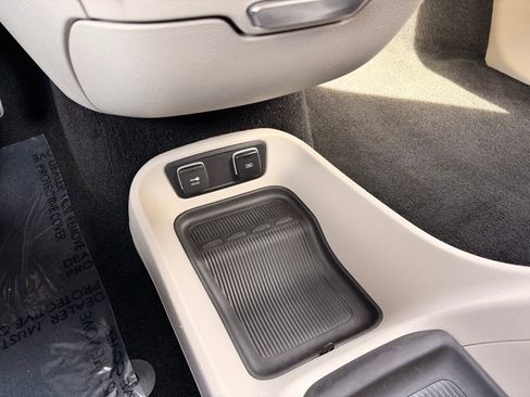 Used 2018 Chrysler Pacifica Touring-L image 21