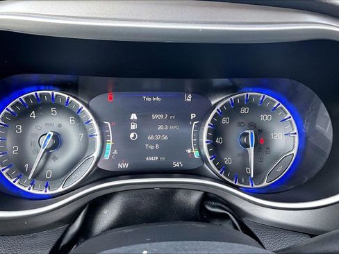 Used 2023 Chrysler Pacifica Touring-L image 18