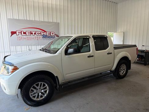 Used 2015 Nissan Frontier SV AWD/4WD image 2