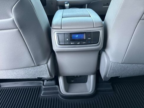 Used 2019 Toyota Highlander XLE image 16