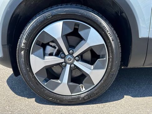 Used 2025 Volvo XC40 B5 Plus AWD/4WD image 9