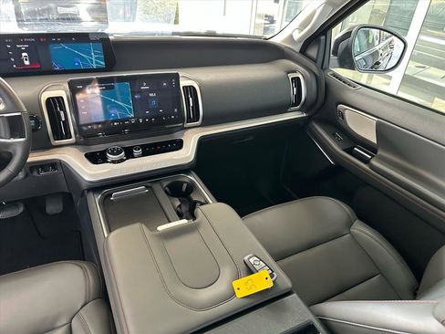 Certified 2025 Ford Expedition Active image 33