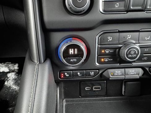 Used 2023 Chevrolet Suburban Premier image 13