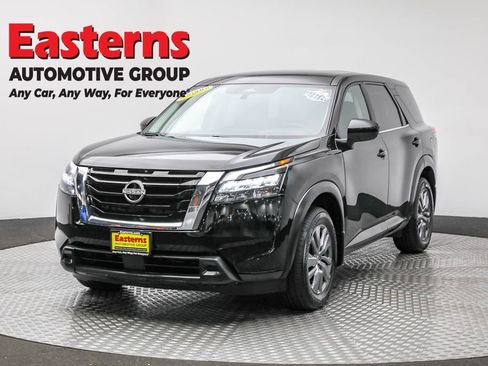 Used 2024 Nissan Pathfinder S image 1