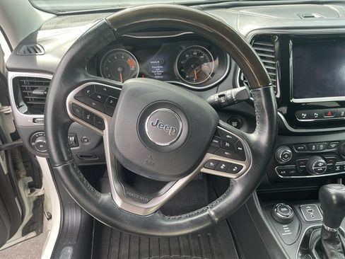 Used 2019 Jeep Cherokee Overland w/ Technology Group AWD/4WD image 6