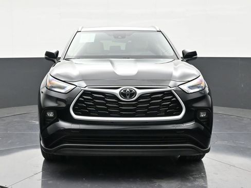 Used 2025 Toyota Highlander XLE FWD image 8