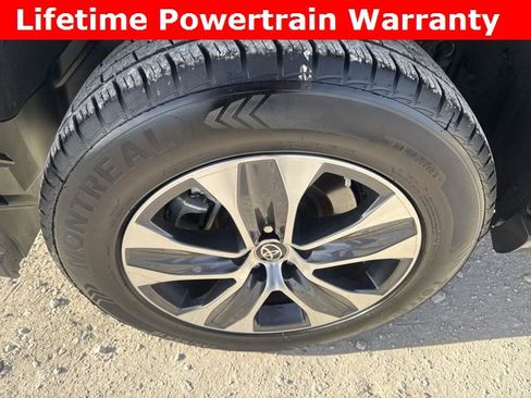 Used 2024 Toyota Highlander XLE image 31