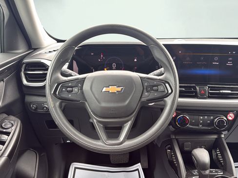 Used 2025 Chevrolet TrailBlazer LT AWD/4WD image 19