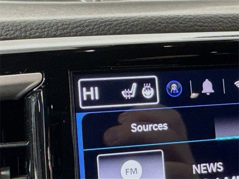 Used 2024 Chrysler Pacifica Select image 21