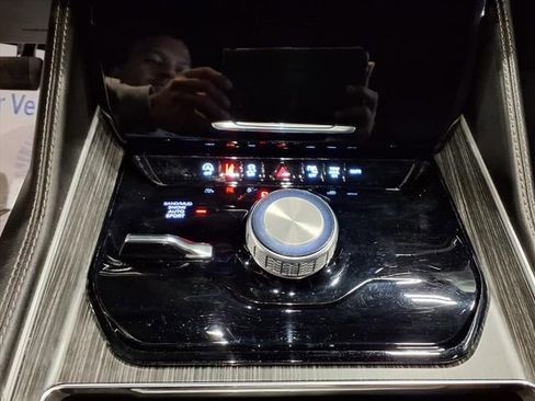 Certified 2024 Jeep Wagoneer Series II w/ Flexible Seating Group image 23