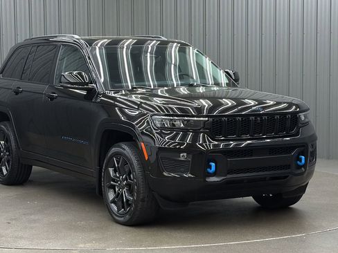 Used 2023 Jeep Grand Cherokee 30th Anniversary AWD/4WD image 7