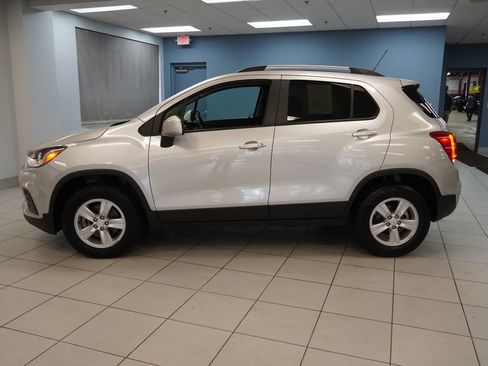 Used 2022 Chevrolet Trax LT w/ LT Convenience Package image 2