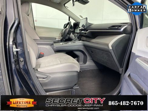 Used 2024 Toyota Sienna LE image 32
