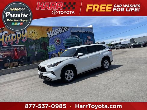 Used 2022 Toyota Highlander LE AWD/4WD image 1