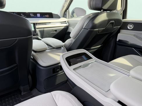 New 2026 Lincoln Navigator Reserve w/ Jet Appearance Package AWD/4WD image 24