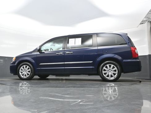 Used 2012 Chrysler Town & Country Touring-L w/ Entertainment Group #2 FWD image 28