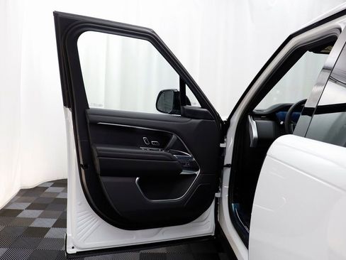 New 2025 Land Rover Range Rover Long Wheelbase SE image 5