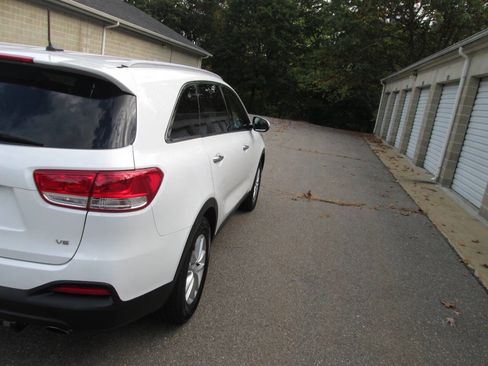 Used 2016 Kia Sorento LX image 10