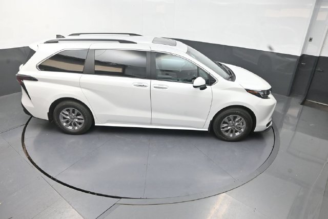 Used 2026 Toyota Sienna XLE FWD image 29