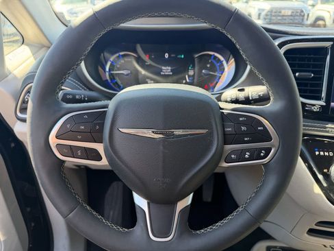 Used 2024 Chrysler Pacifica Limited FWD image 11