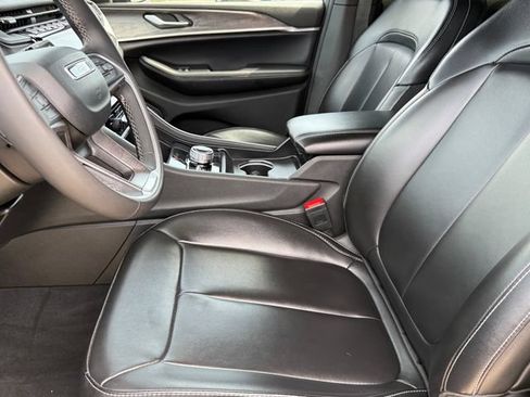 Used 2024 Jeep Grand Cherokee Limited AWD/4WD image 9