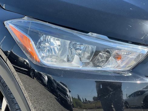 Used 2020 Nissan Kicks SV image 33