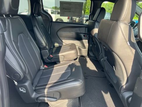 New 2026 Chrysler Pacifica Select FWD image 17