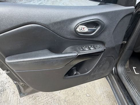 Used 2019 Jeep Cherokee Latitude Plus image 14