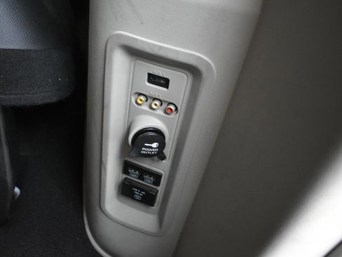 Used 2014 Chrysler Town & Country Touring-L w/ Driver Convenience Group FWD image 47