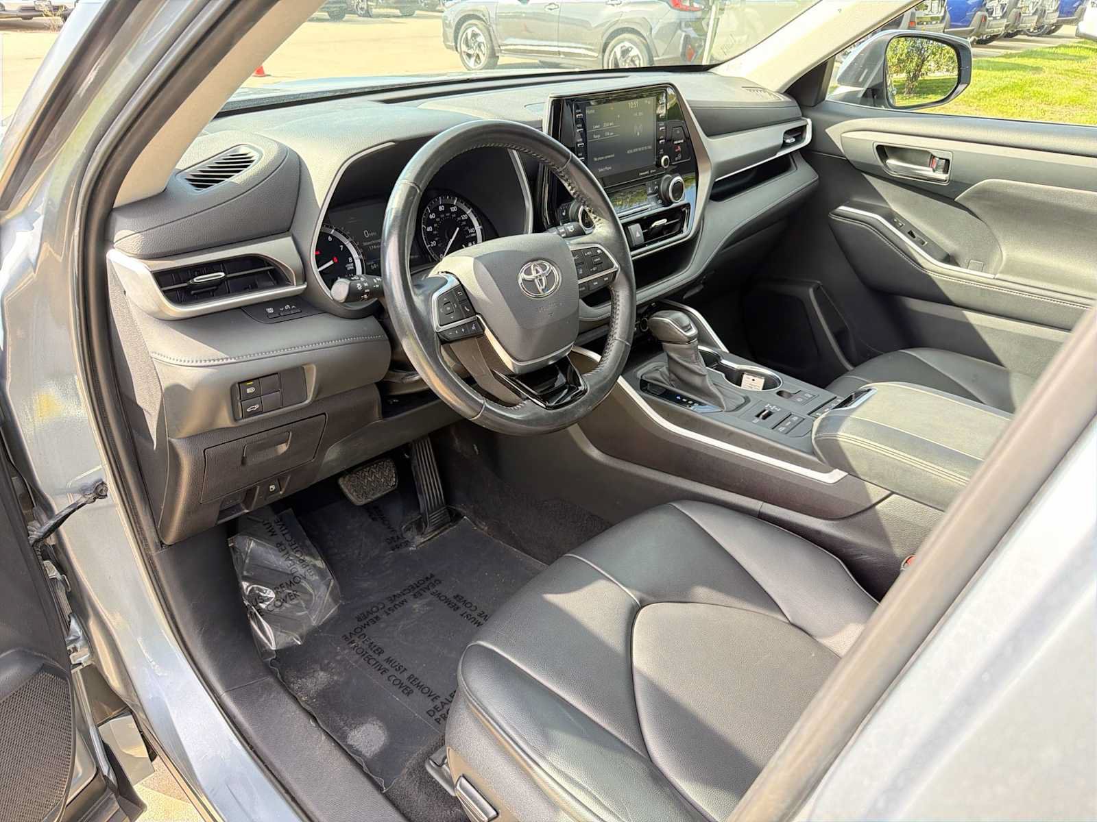 Used 2020 Toyota Highlander XLE AWD/4WD image 2
