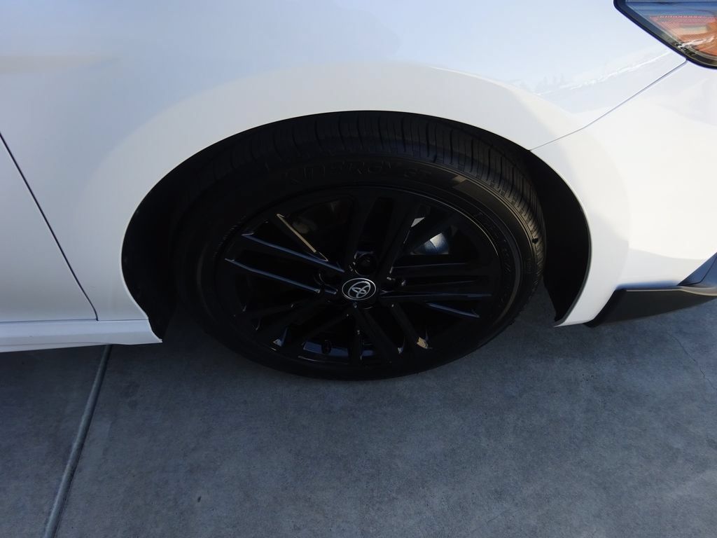 Used 2025 Toyota Camry SE FWD image 9