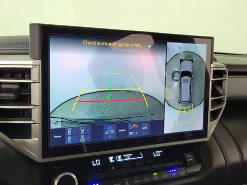 Used 2025 Toyota Sequoia Platinum AWD/4WD image 31