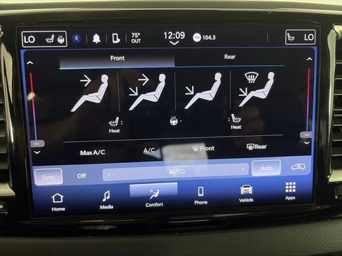 Used 2023 Chrysler Pacifica Touring-L FWD image 22