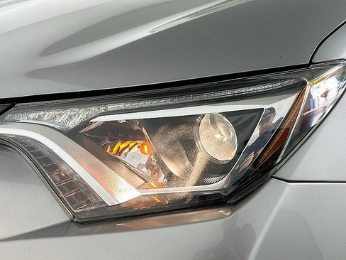 Used 2018 Toyota RAV4 XLE AWD/4WD image 31