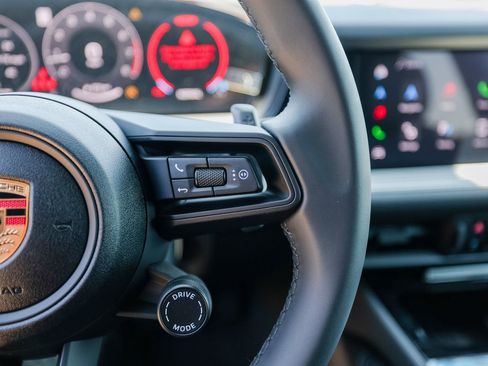 Certified 2025 Porsche Cayenne AWD/4WD image 16