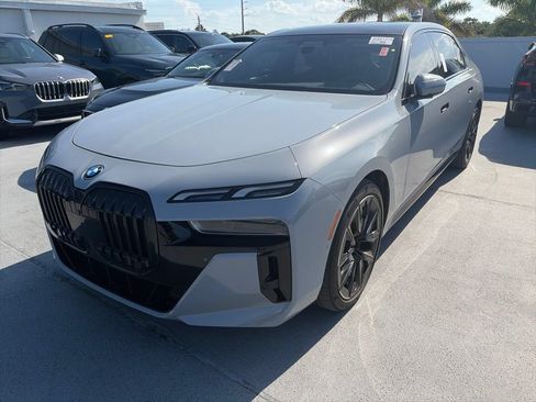 Used 2023 BMW i7 xDrive60 AWD/4WD image 3