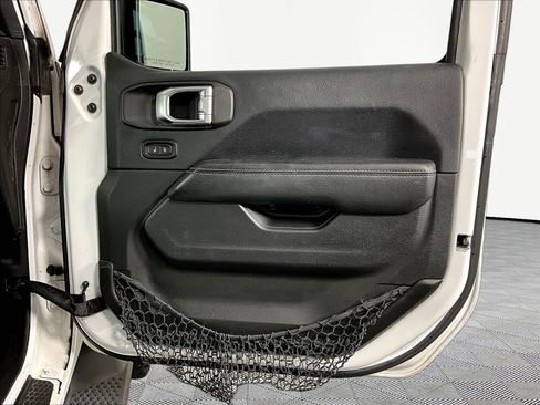 Used 2018 Jeep Wrangler Unlimited Sahara AWD/4WD image 25