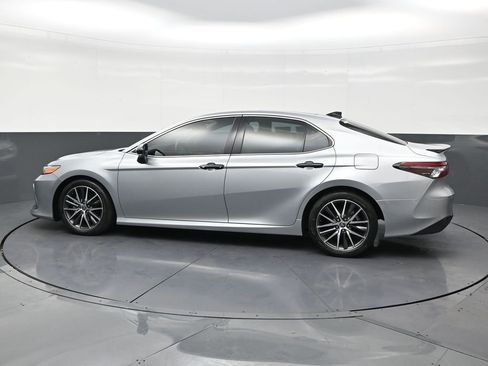 Used 2022 Toyota Camry XLE w/ Navigation Package FWD image 2