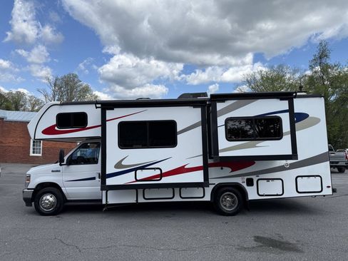 Used 2022 Ford E-450 and Econoline 450 Super Duty w/ Motorhome Prep Package RWD image 3