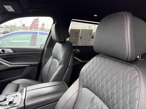 Used 2022 BMW X7 M50i w/ Cold Weather Package image 9