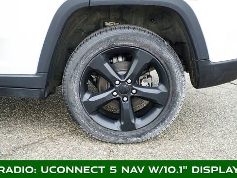 Used 2023 Jeep Grand Cherokee Limited w/ Luxury Tech Group II image 8