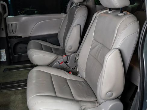 Used 2018 Toyota Sienna XLE image 10