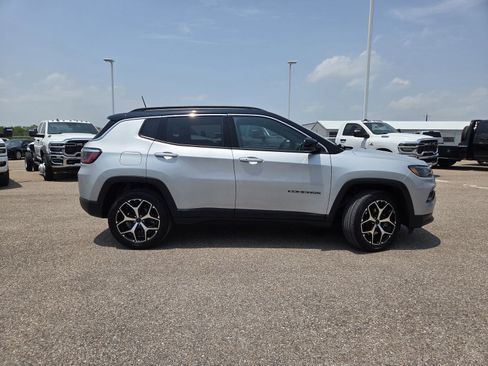 Used 2025 Jeep Compass Limited AWD/4WD image 9