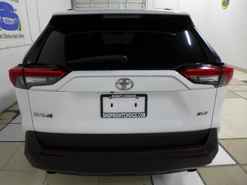 Used 2021 Toyota RAV4 XLE w/ Convenience Package FWD image 10