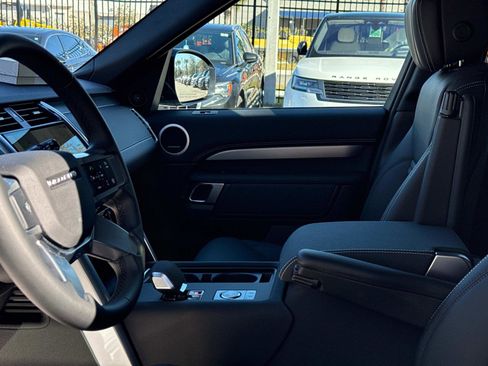 New 2025 Land Rover Discovery Dynamic SE image 21