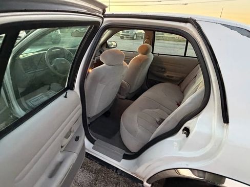 Used 2001 Ford Crown Victoria RWD image 22