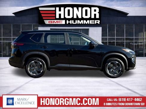 Used 2024 Nissan Rogue SV image 2