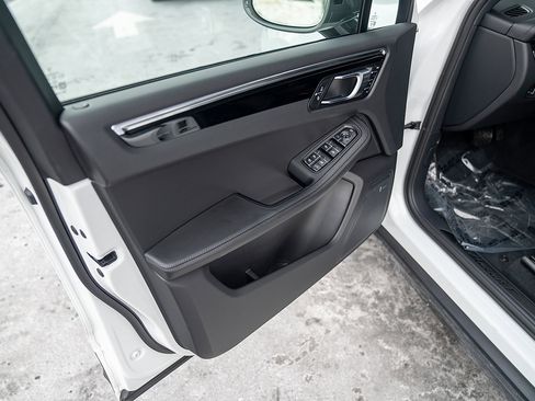 Certified 2026 Porsche Macan Turbo image 17