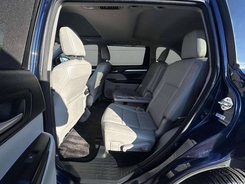 Used 2015 Toyota Highlander XLE AWD/4WD image 17