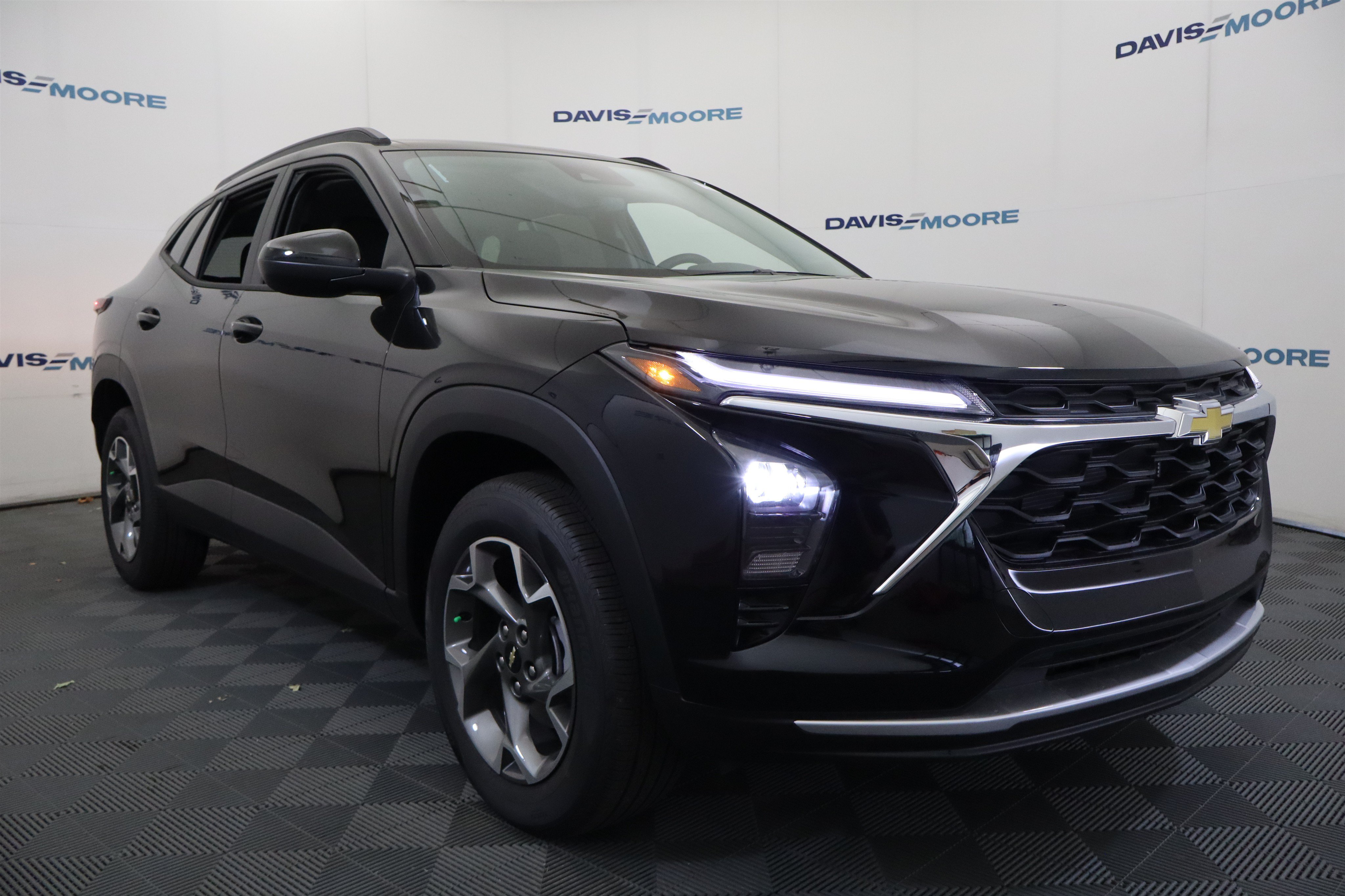 New 2026 Chevrolet Trax LT w/ LT Convenience Package FWD image 3